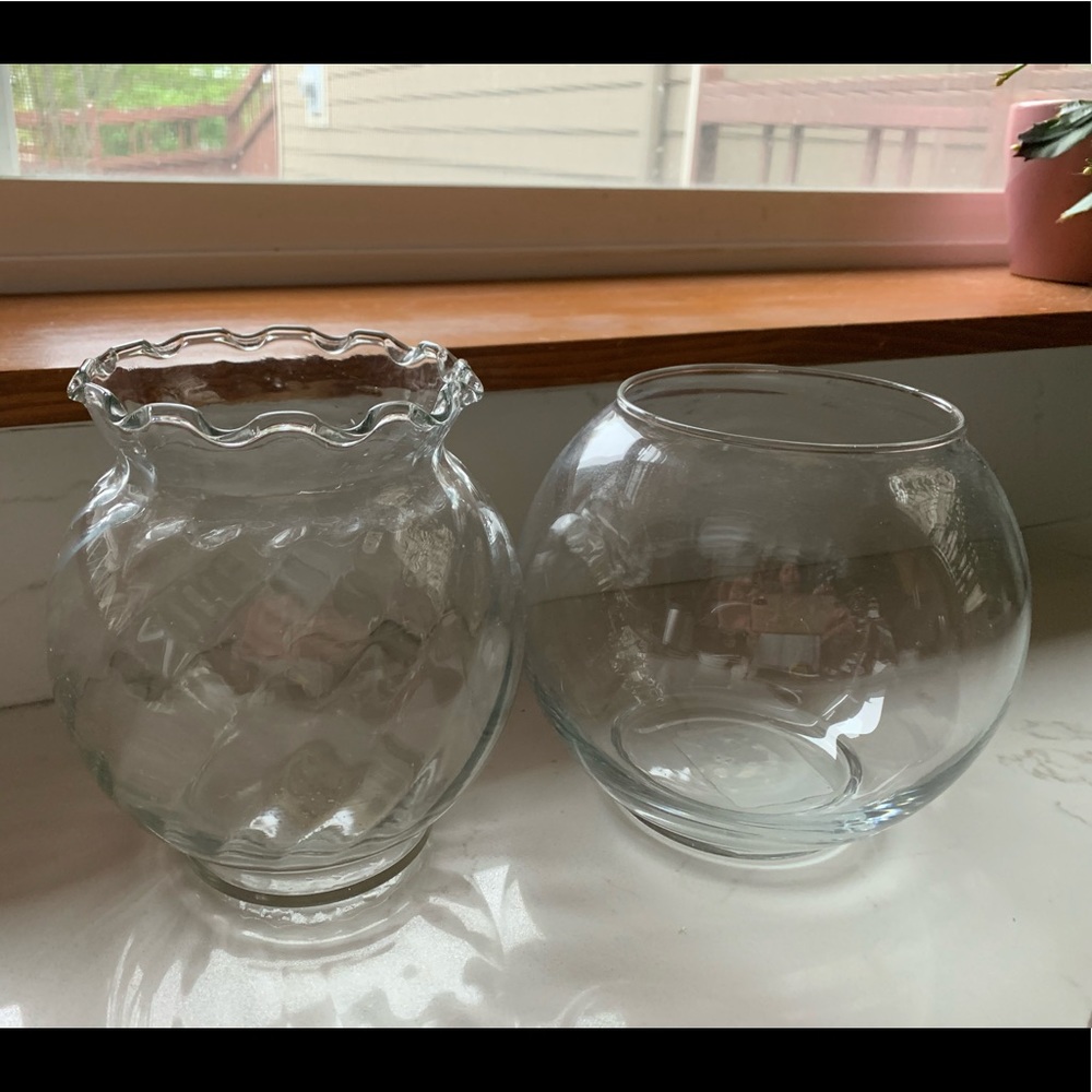 2 Glass bowls - Picture 1 of 7